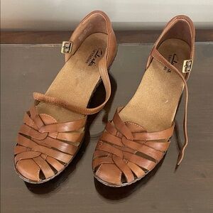 Clarks Women’s Tan Leather Strappy Closed-Toe Sandals